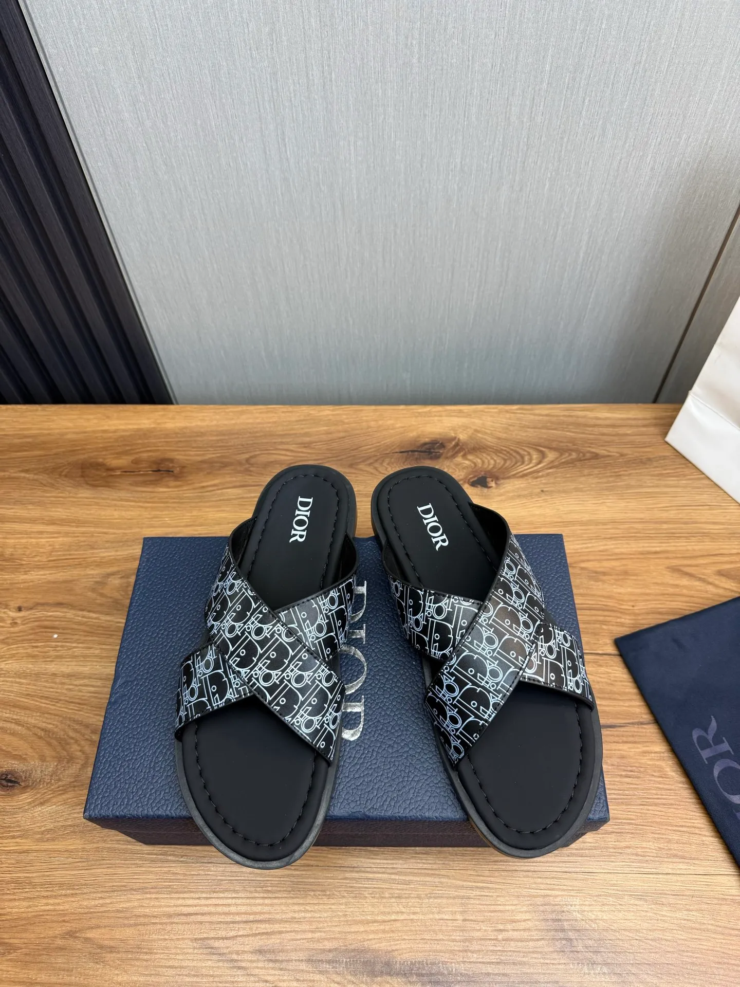 Men's shoes 💰300💰 Dior. Popular slippers hot sale 🔥 Available all year round ✅ Original original material 🩴 SIZE: 38-46 (45.46 non-refundable)